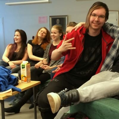 Niinivaaran lukion oppilaita sohvalla.