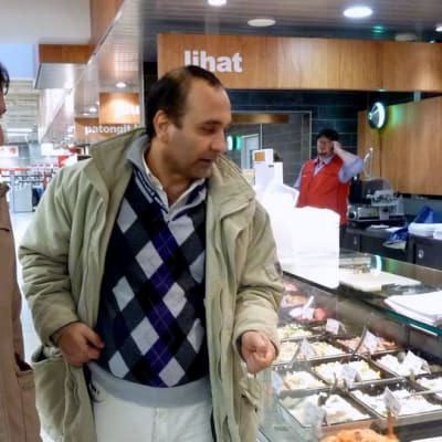 Ahmardjaad Hakim ja Ahmadshah Bayat tutkivat marketin valmisruokatiskiä.