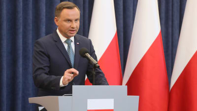 Polens president Andrzej Duda meddelade den 24 juli 2017 att han kommer att lägga in veto mot två lagförslag som enligt kritiker skulle urholka landets rättssystem.
