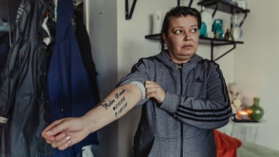 Carolina Sinisalo visar en tatuering på armen där Robins namn, födelse- och dödsdatum är tatuerade.