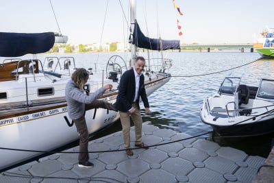 Kristen Neuschäfer ger Tapio Lehtinen en spark i baken.