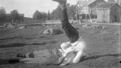 Två män leker "finnkast". Bilden är tagen 1931 i Närpes, Kalaks.