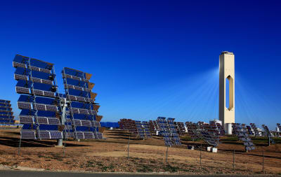 Solpaneler vid ett solkraftverk i Spanien.