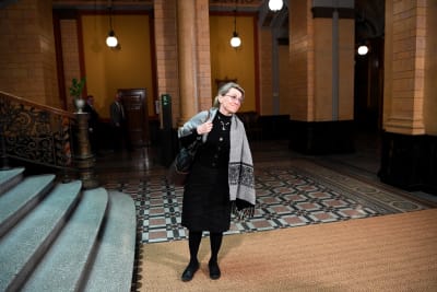 Päivi Räsänen vid trapporna inne i Ständerhuset.