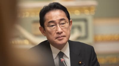 Fumio Kishida i kostym tittar åt sidan.