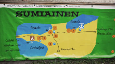 Piirretty suurikokoinen karttajuliste, jossa otsikko Sumiainen, piirretty kylän keskusta, mainittu Keitele, Sumiaisjärvi, etäisyyksiä lähikaupunkeihin