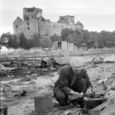 Turun satama oli pommitusten kohteena. Kuvan miehet etsivät käyttökelpoisena säilynyttä tavaraa satama-alueella kesäkuussa 1941.