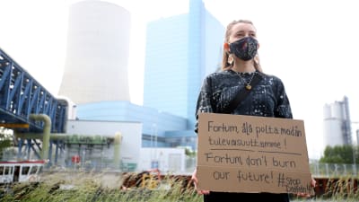Kvinna demonstrerar mot Fortumägda energijätten Unipers planer att starta kolkraftverket Datteln 4 i Tyskland. 