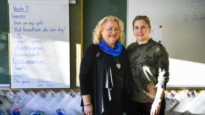 Lärarna Tuija Nevanperä och Maria Mandahl i ett klassrum på Ormbergsskolan.