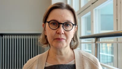 Professori Anne Kauppala katsoo kameraan Sibelius-Akatemian portaikossa maaliskuussa 2023.