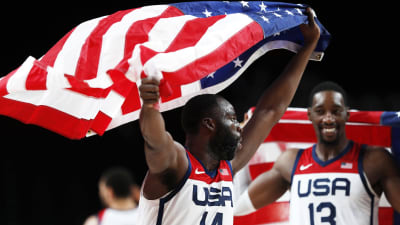 Amerikansk basketspelare bär USA:s flagga på sina armar.