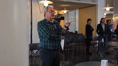 Gröndahl regisserar studerande inför valdebatten