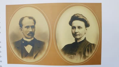 Gammaldags sepiafärgade porträtt av Arvid och Emilia Sanmark.