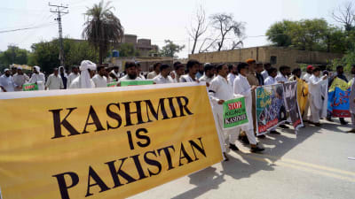 Protester mot Indiens hävande av Kashmirs autonomi