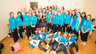 Elever och rektorn på dansskolan Hurja Piruetti i en glad grupp.