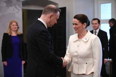 Ungerns president Katalin Novák skakar hand med Polens president Andrzej Duda.