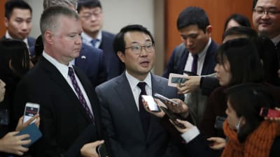 USA:s Nordkoreasändebud Stephen Biegun (till vänster) och Sydkoreas chefsförhandlare i Nordkoreafrågor Lee Do-hoon (i mitten) besvarade journalisters frågor efter sitt möte i Seoul den 21 december. 