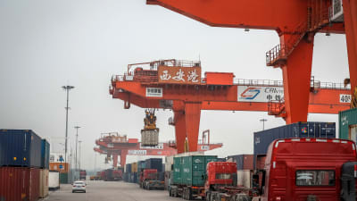 Lastbilar och containrar på fraktstationen i Xian i Shaanxi i Kina.