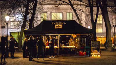 Svenska Yles tält med Gamla kyrkan i Helsingfors i bakgrunden.