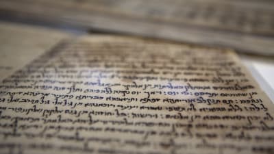 Bilden visar en 1 000 år gammal tidning skriven på arabiska