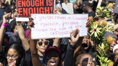 Kvinnor i Sydafrika som protesterar mot könsbaserat våld i Kapstaden 5 september 2019.