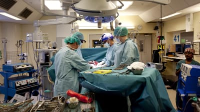 Ett läkarteam vid Sahlgrenska sjukhuset övar på att göra en livmordertransplantation.