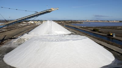 Stora högar med salt