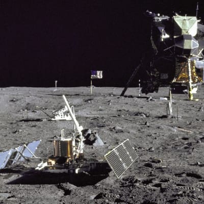 Astronautti, kuumoduuli ja tutkimuslaitteita Kuun pinnalla