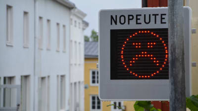 sur gubbe visar att bil kör överhastighet på kyrkogatan i borgå 2016