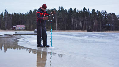 Isforskaren Patrik Eriksson borrar i isen