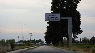 Bilvägen som leder till Borgo Mezzanone.