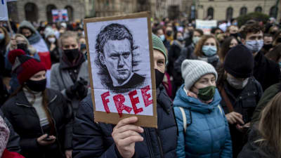 Människor i Prag demonstrerar för ryska Aleksej Navalnyj.