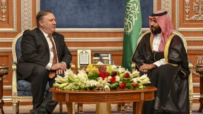 USA:s utrikesminister Mike Pompeo mötte Saudiarabiens kronprins Mohammed bin Salman under sitt besök i Riyadh i mitten av oktober. Kronprins Mohammed misstänks stå bakom mordet på Khashoggi. 