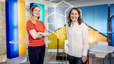 Programledarna Nora Engström och Maria Nylund.