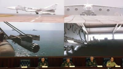 Den ryska generalstabens chef Valerij Gerasimov (i mitten) informerade om militärövningen i Moskva