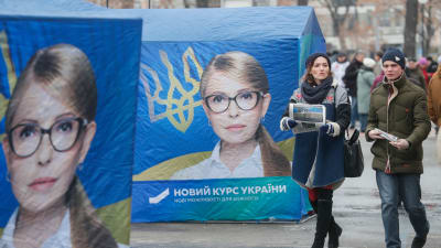 Personer går förbi Julija Tymosjenkos kampanjtält i Kiev.