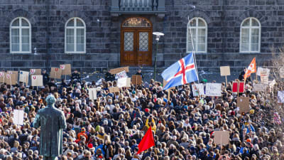 Protester utanför Alltinget i Reykjavik.