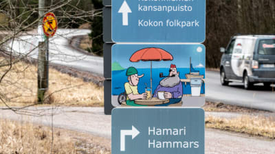 Skylt med seriefigur.