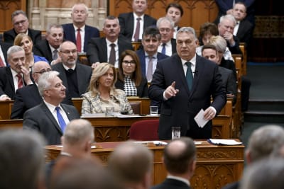 Ungerns premiärminister Viktor Orbán står med fingret i vädret och talar i Ungerns parlament.