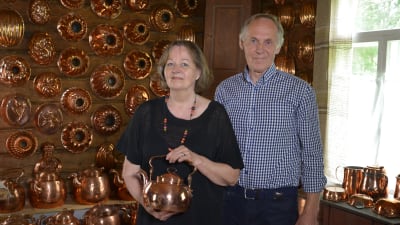 Paret Anne och Pentti Siivonen som äger kopparsamlingen.