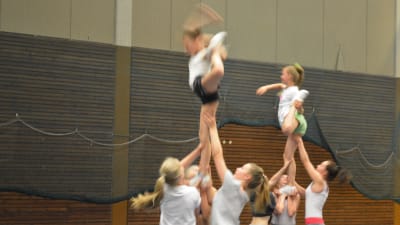 borgåflickor tränar cheerleading