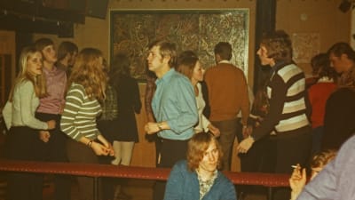 Bild av dansande ungdomar på diskotek Gnägget i början av 70-talet