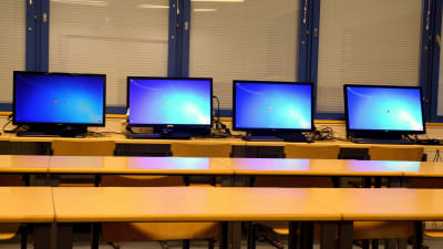 Datorskärmar i ett klassrum.