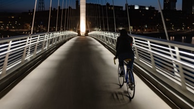  Johanna Brummer cyklar över bron i Blåbärslandet 27.5.