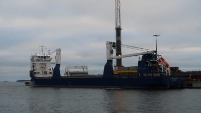 Lastning av gasrör i Koverhar hamn, Hangö. Del av Nord Stream 2-gasledningsbygget.