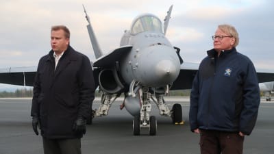 Finlands försvarsminister Antti Kaikkonen (C) och Sveriges försvarsminister Peter Hultqvist (S) besökte Lapplands flygflottilj i Rovaniemi under flygvapnets operationsövning Ruska 20, oktober 2020.
