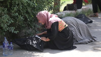 Kvinna sörjer en död person efter terrorattacken i Kabul 26.8.2021
