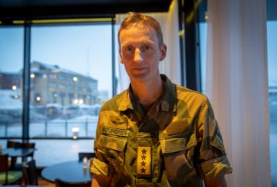 Eirik Kristoffersen står i militäruniform och tittar in i kameran.