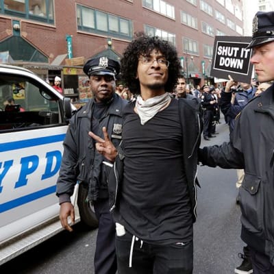 Poliisit pidättivät mielenosoittajan Manhattanilla.