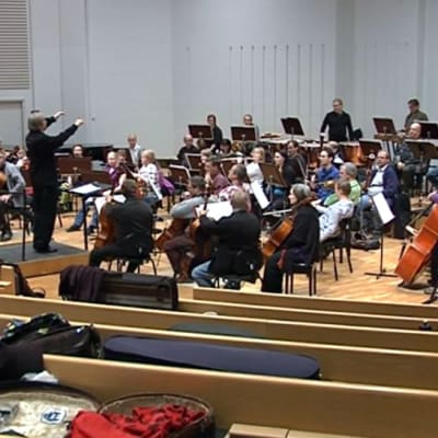 Joensuun kaupunginorkesteri harjoittelee.